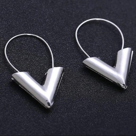 NEW!💙💎MODERN! BOLD! V DROPS!💎💙SILVERY! AWESOME - Picture 7 of 8